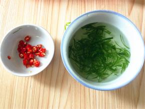 葱横切成丝，小米椒切碎。（葱也可切成碎，辣椒可以起装饰作用，如果没有也可不用）