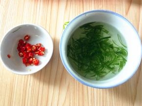 葱横切成丝，小米椒切碎。（葱也可切成碎，辣椒可以起装饰作用，如果没有也可不用）