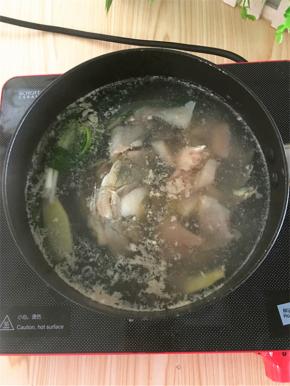 锅里放水，放姜片，料酒，葱结开大火把水烧开，关小火，放入鱼头鱼尾和鱼骨煮熟。（不要把鱼头和鱼尾煮烂）