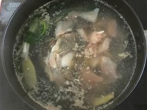 锅里放水，放姜片，料酒，葱结开大火把水烧开，关小火，放入鱼头鱼尾和鱼骨煮熟。（不要把鱼头和鱼尾煮烂）