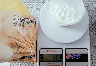 各种面粉，称重。