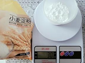 各种面粉，称重。