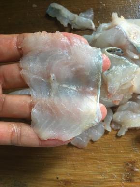 鱼骨斩成大块，鱼肉片成薄片。