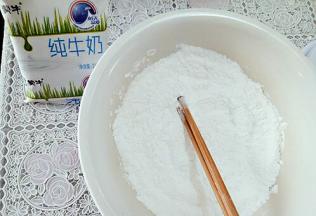 糯米粉，普通面粉、澄粉拌匀，加入牛奶再次拌匀。