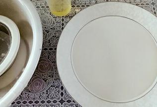 拌匀后的米糊，过筛，加入食用油，继续拌均匀。