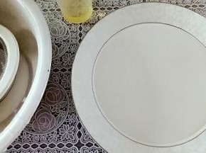 拌匀后的米糊，过筛，加入食用油，继续拌均匀。