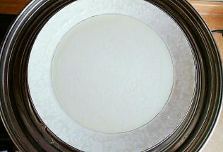 拌匀后盖上保鲜膜，放入开水锅中，蒸25分钟。