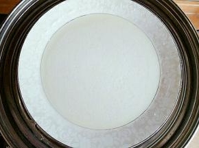 拌匀后盖上保鲜膜，放入开水锅中，蒸25分钟。