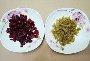 接下来做馅，蔓越莓（葡萄干）切小丁，加入熟糯米粉，加入蜂蜜拌匀，备用。