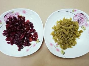 接下来做馅，蔓越莓（葡萄干）切小丁，加入熟糯米粉，加入蜂蜜拌匀，备用。