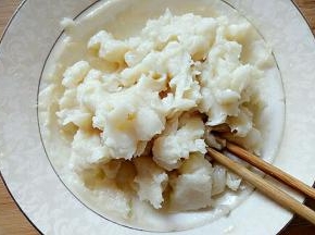 月饼皮出锅后，用筷子捣碎，不烫手后，戴手套抓匀，直到表层的油全部吸收。