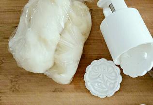 包上保鲜膜，放入冰箱冷冻2-3小时。