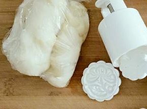 包上保鲜膜，放入冰箱冷冻2-3小时。