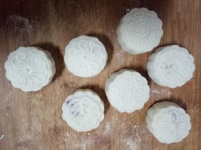 月饼模内放少许熟糯米粉，开始压模。