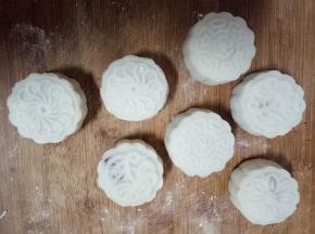 月饼模内放少许熟糯米粉，开始压模。