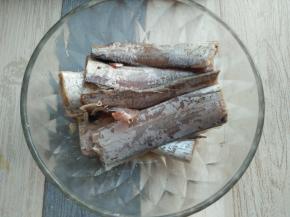 带鱼切段，去内脏，洗净