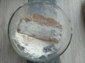 腌制好的带鱼放在面粉里，裹一层面粉