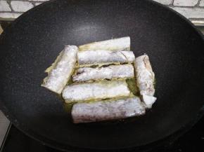 油热，加入带鱼，炸两面金黄