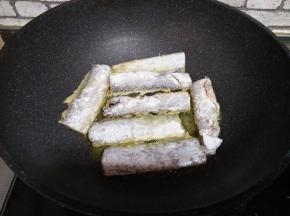 油热，加入带鱼，炸两面金黄