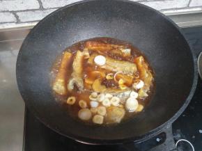 加入葱姜蒜、花椒粒、八角、醋、生抽、料酒、水