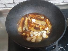 加入葱姜蒜、花椒粒、八角、醋、生抽、料酒、水
