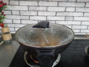 盖好锅盖，小火焖七八分钟