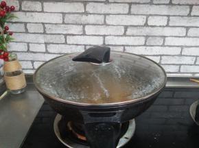 盖好锅盖，小火焖七八分钟