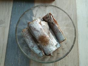 加入花椒粉、盐腌制15分钟