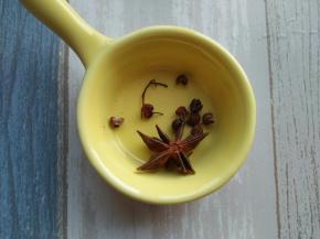 准备花椒粒和八角