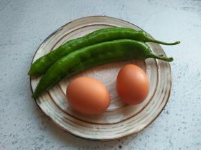 尖椒洗净，鸡蛋洗净备用