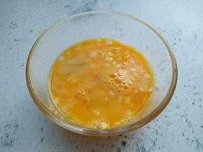 葱花加入蛋液，打散