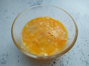 葱花加入蛋液，打散