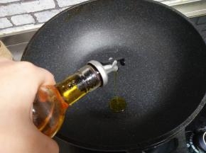 锅热加油