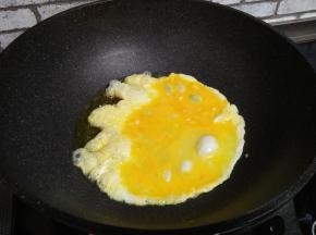 油热，加鸡蛋液，炒出鸡蛋块