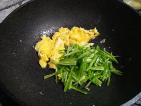 加入尖椒丝炒匀