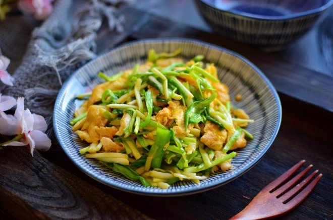 蒜苗炒鸡蛋
