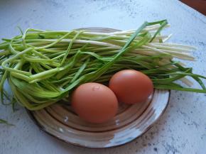 蒜苗洗净，鸡蛋洗净