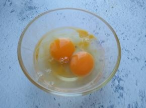 鸡蛋打入碗