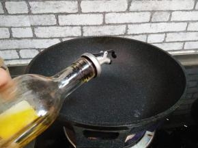 锅热加食用油