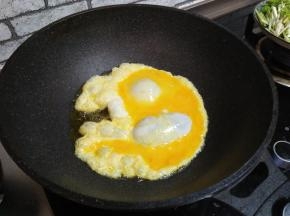 油热，加入鸡蛋液
