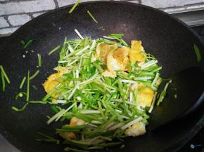 加入蒜苗，翻炒均匀