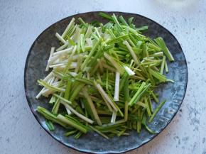蒜苗切段