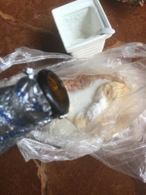 大肠放在袋子里，加入盐，啤酒，反复抓，然后再用清水冲洗。