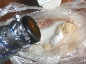 大肠放在袋子里，加入盐，啤酒，反复抓，然后再用清水冲洗。