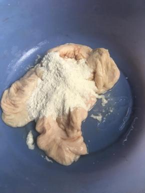 然后再加入面粉反复抓洗，再用清水冲洗干净。