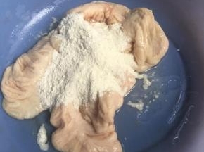 然后再加入面粉反复抓洗，再用清水冲洗干净。