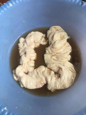 洗干净的大肠最后用口乐浸泡10分钟，可以去除大肠的异味。