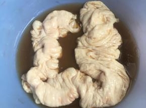 洗干净的大肠最后用口乐浸泡10分钟，可以去除大肠的异味。