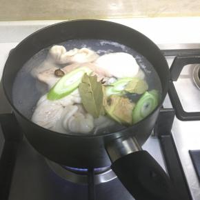 锅里放水，放入大肠加入大葱，香叶，老姜，八角把大肠煮透。