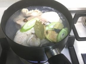 锅里放水，放入大肠加入大葱，香叶，老姜，八角把大肠煮透。